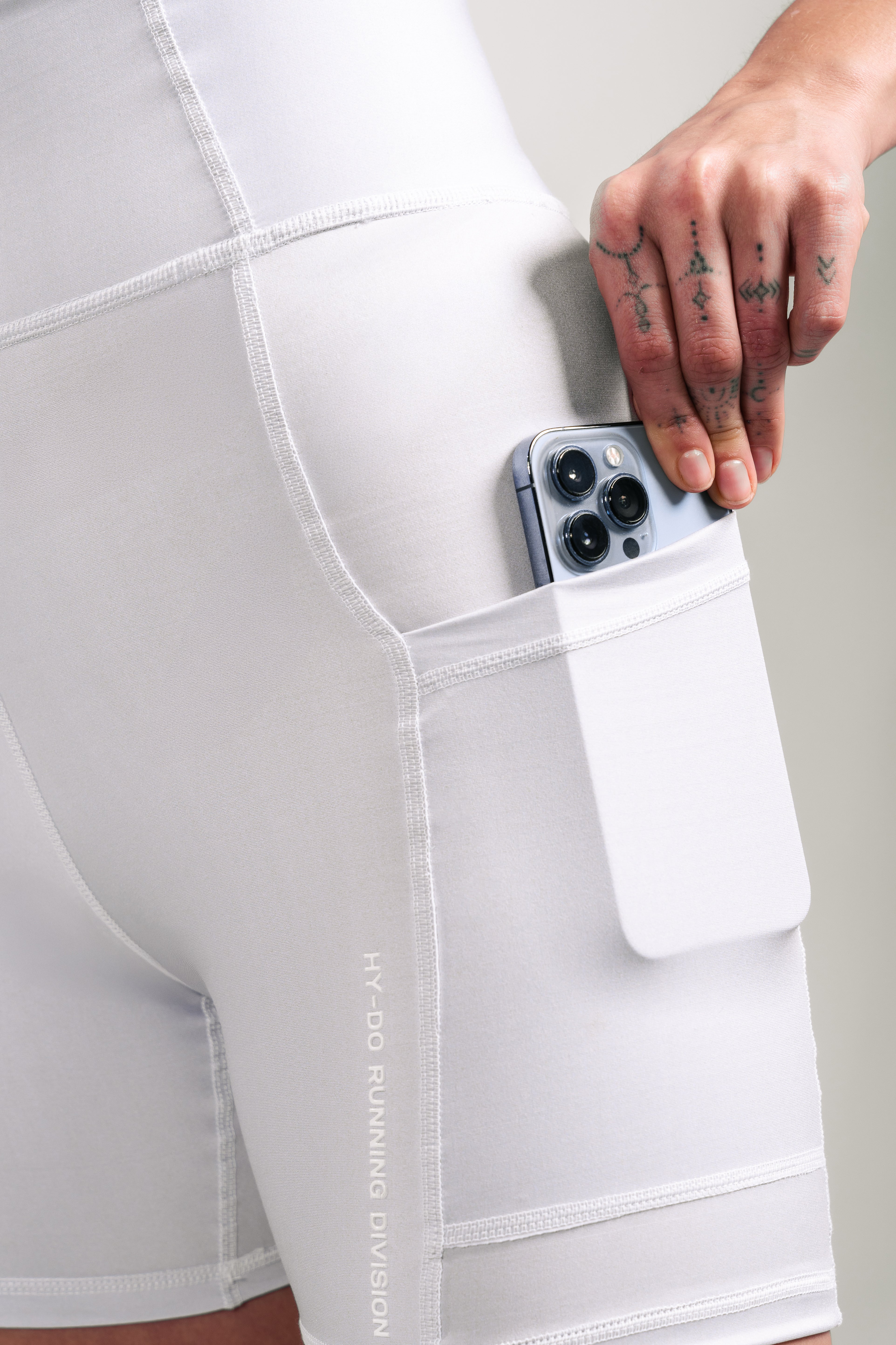 Runlight Women Biker Short - Gris claro