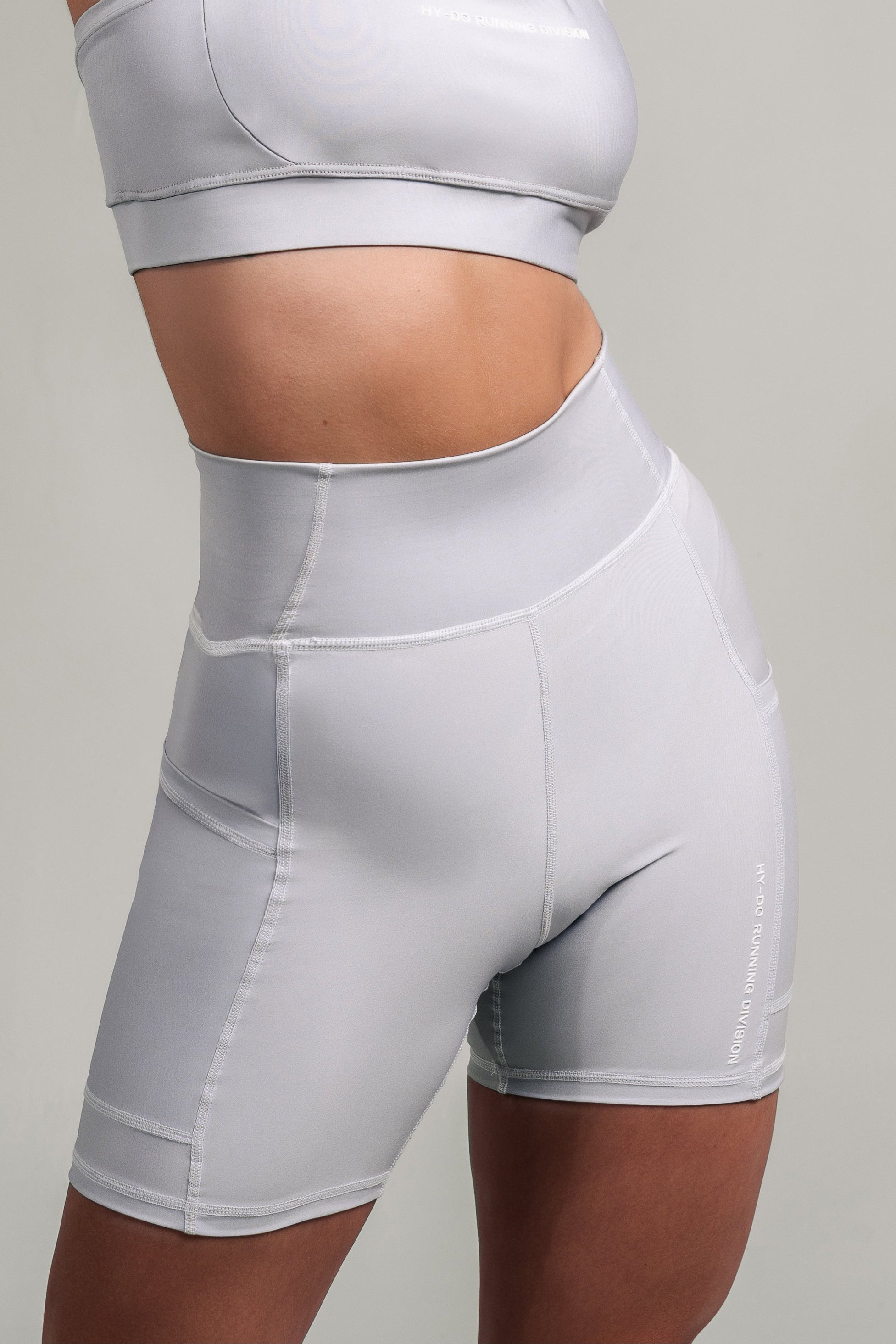 Runlight Women Biker Short - Gris claro